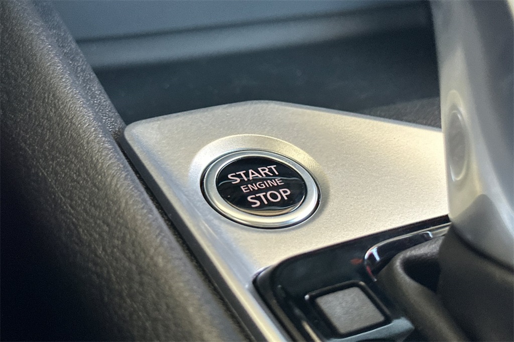 Vehicle image 18 of 22