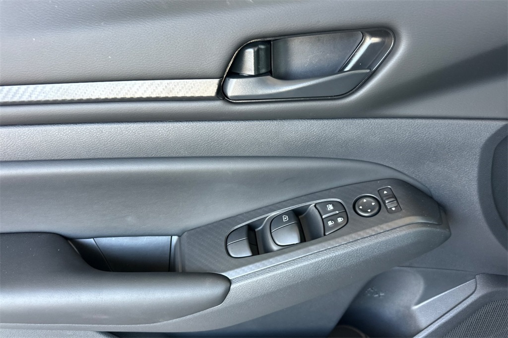 Vehicle image 17 of 22