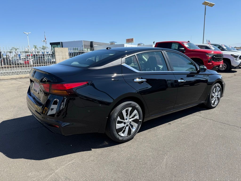 2025 Nissan Altima S Image 5 of 31