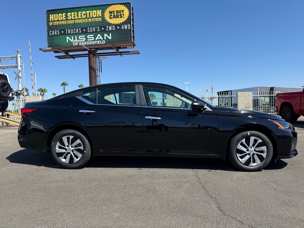 2025 Nissan Altima S Image 4 of 31