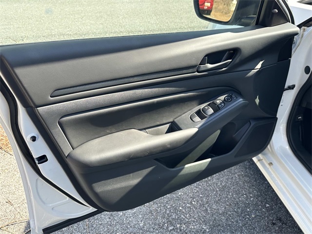 Vehicle image 14 of 18
