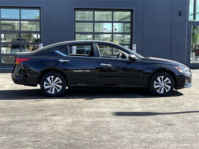 Vehicle image 4 of 28