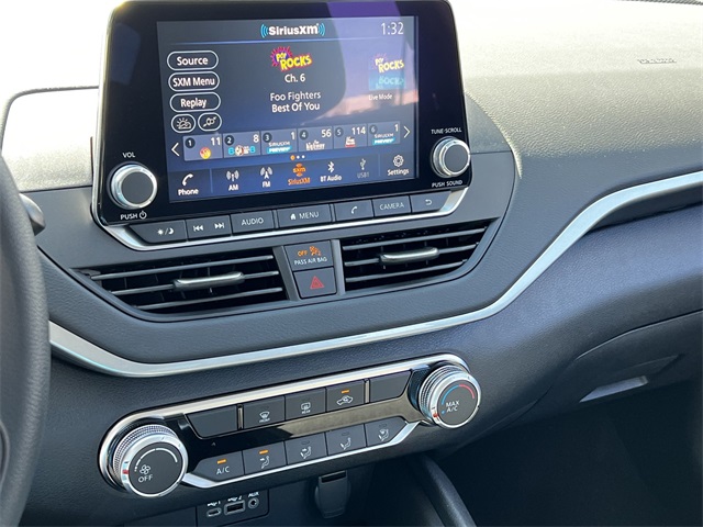 Vehicle image 19 of 28