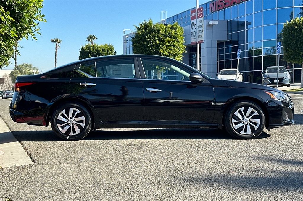 Vehicle image 4 of 25