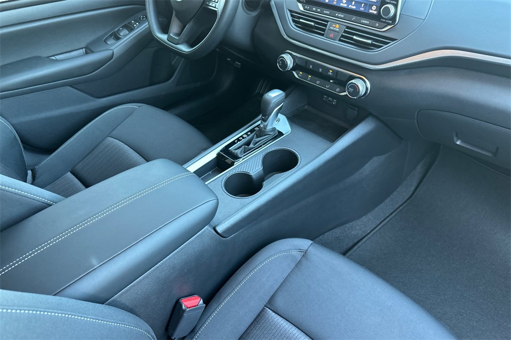 Vehicle image 13 of 25