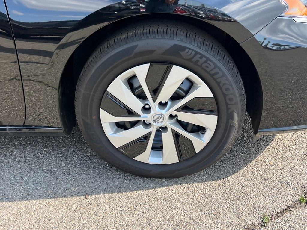 2025 Nissan Altima S Image 10 of 30