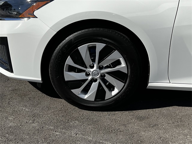 Vehicle image 27 of 28