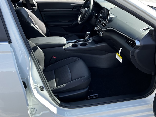Vehicle image 24 of 28