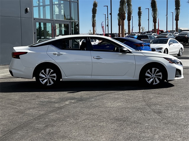 Vehicle image 4 of 28