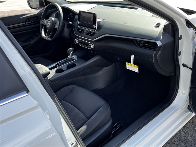 Vehicle image 25 of 28