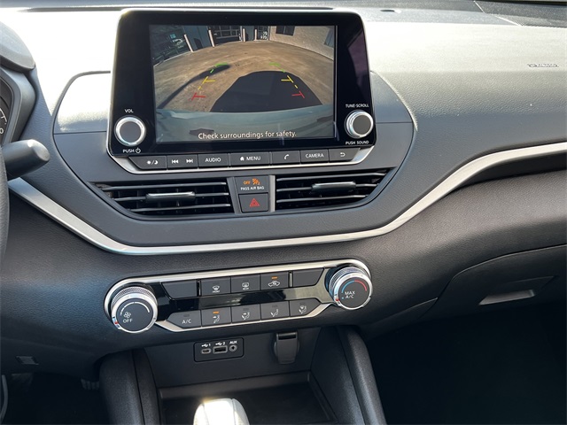 Vehicle image 18 of 28