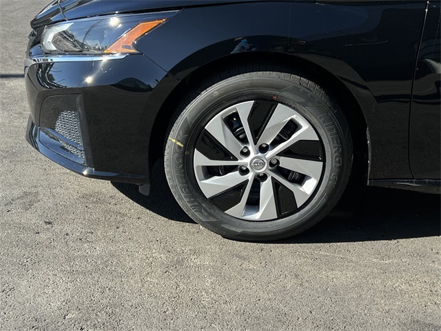 Vehicle image 27 of 28