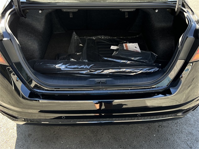 Vehicle image 9 of 28