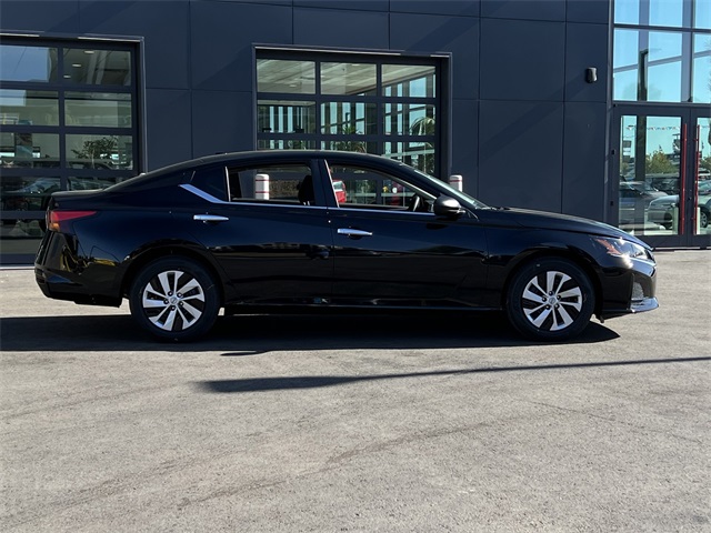 Vehicle image 4 of 28
