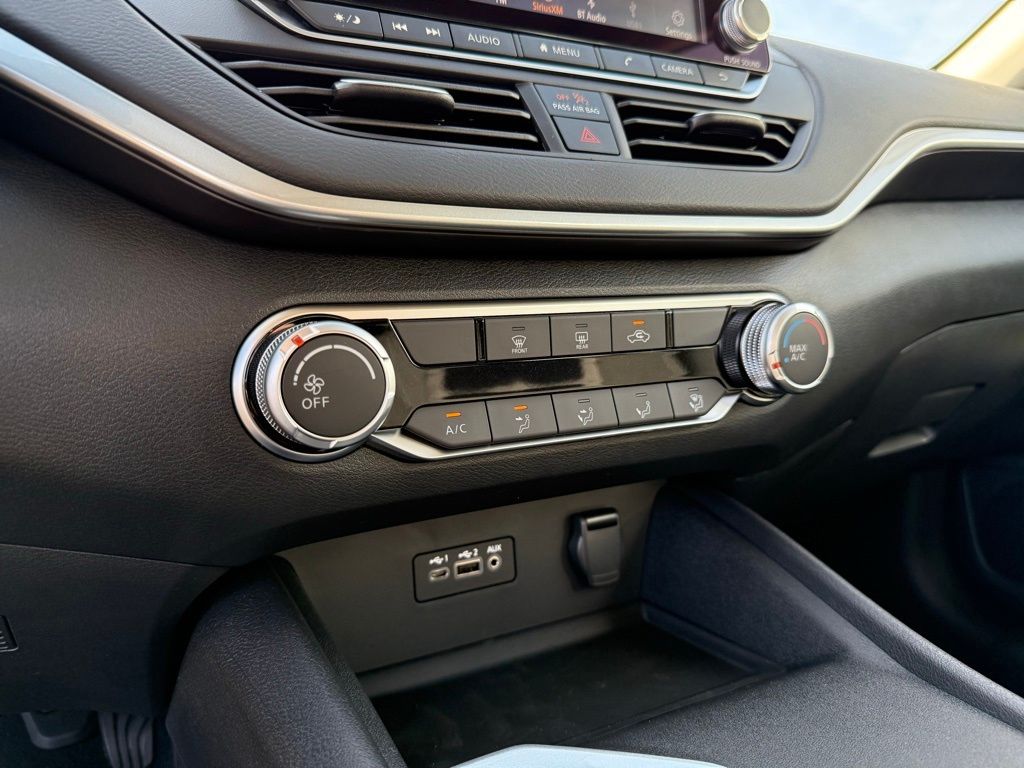 Vehicle image 22 of 27