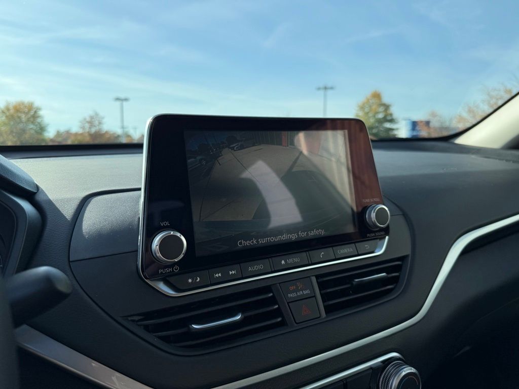 Vehicle image 21 of 27