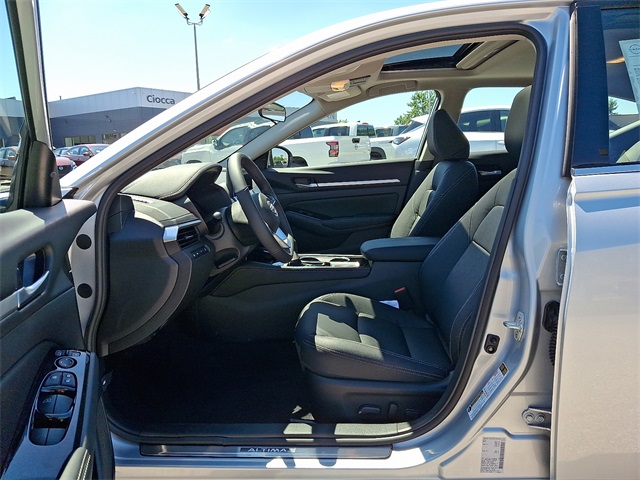 2025 Nissan Altima SL Image 8 of 21