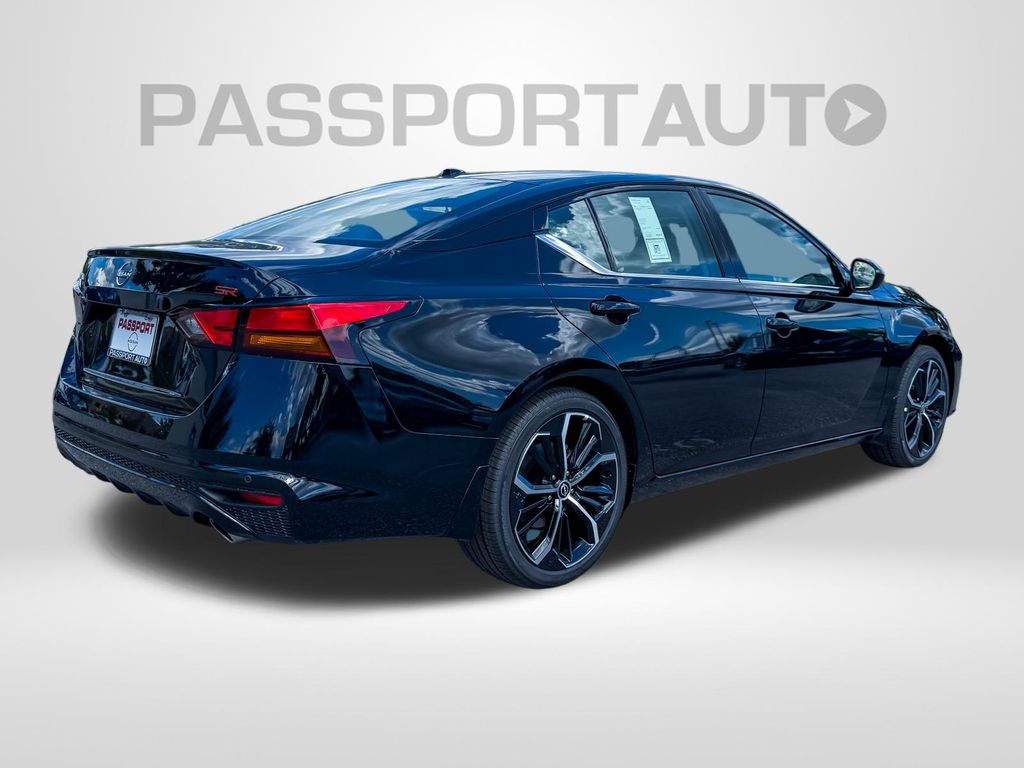 2025 Nissan Altima SR Image 6 of 31