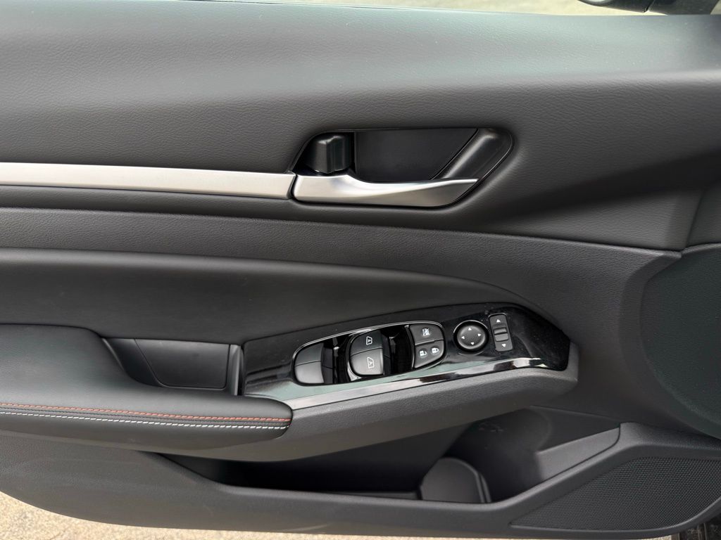 2025 Nissan Altima SR Image 23 of 33