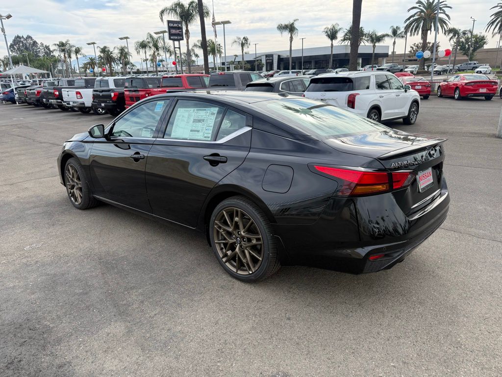 2025 Nissan Altima SR Image 6 of 33