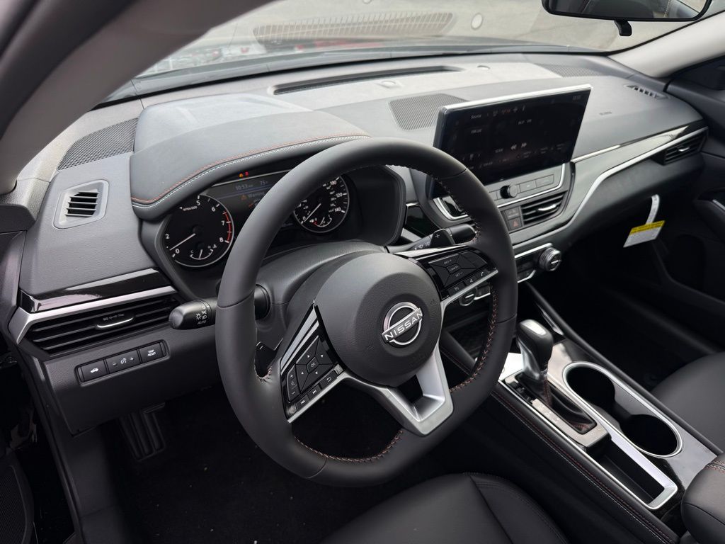 2025 Nissan Altima SR Image 14 of 33