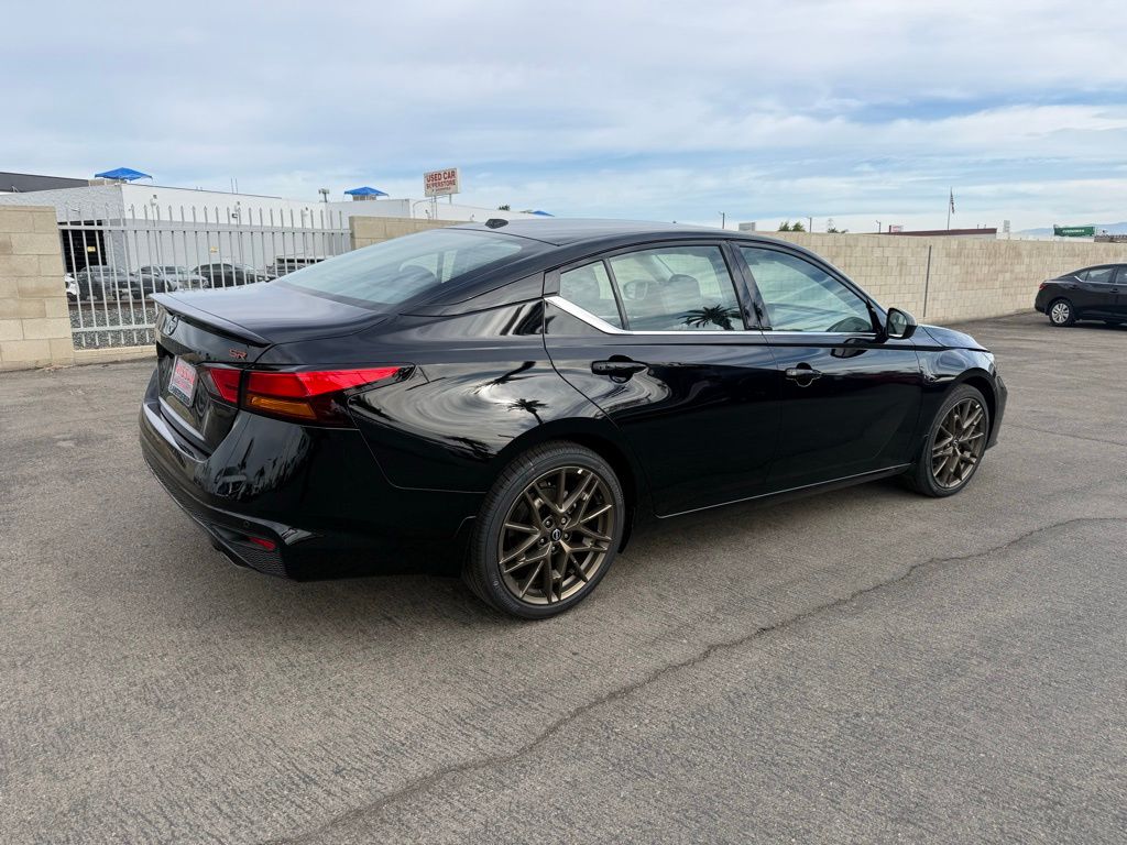 2025 Nissan Altima SR Image 5 of 33