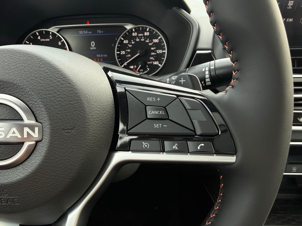 2025 Nissan Altima SR Image 16 of 33