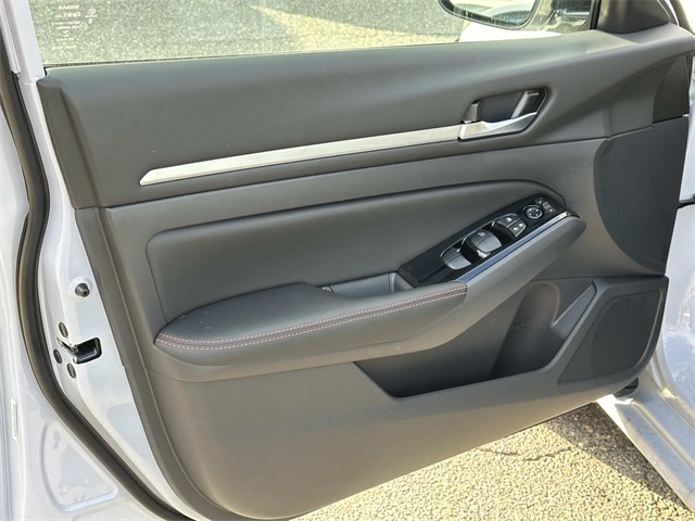 Vehicle image 13 of 18