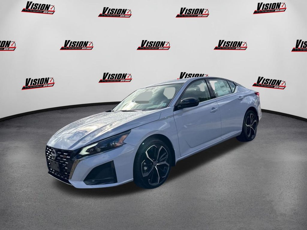 2025 Nissan Altima SR Image 1 of 38