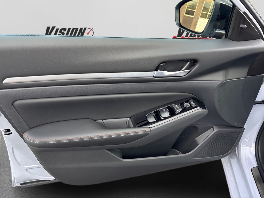 2025 Nissan Altima SR Image 22 of 38