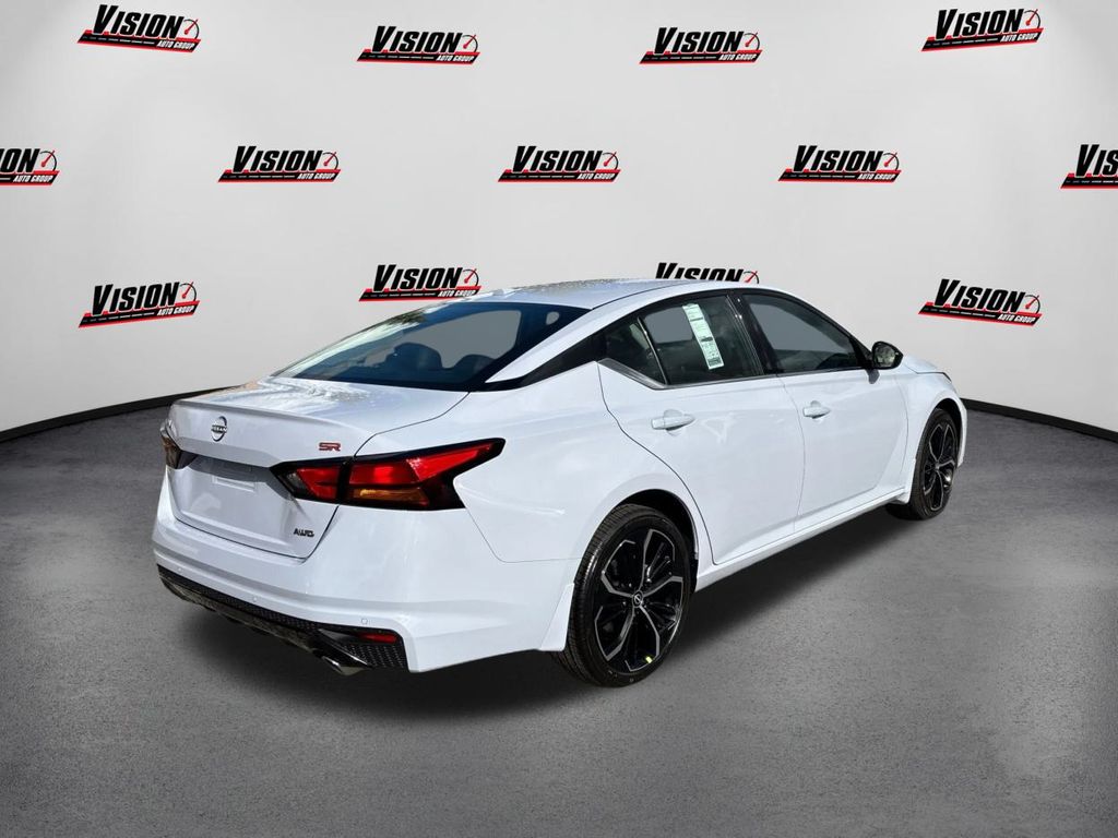 2025 Nissan Altima SR Image 5 of 38