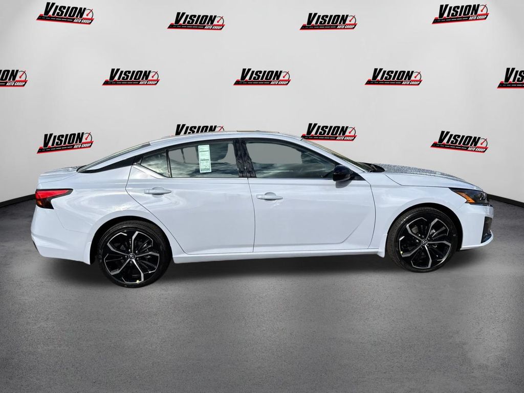 2025 Nissan Altima SR Image 4 of 38