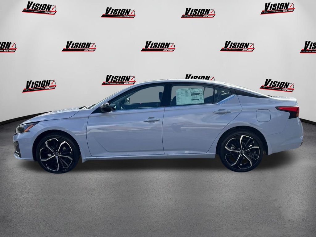 2025 Nissan Altima SR Image 8 of 38