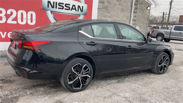 Vehicle image 8 of 30