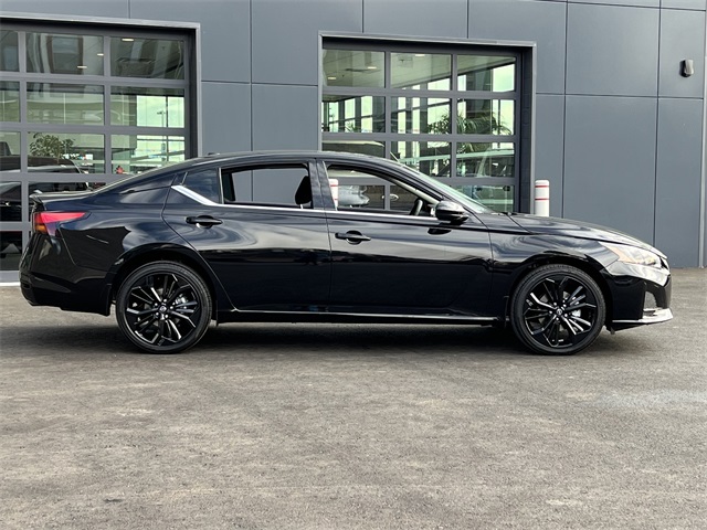 Vehicle image 4 of 28