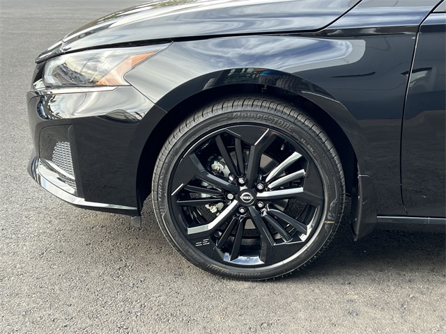 Vehicle image 27 of 28