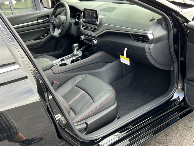 Vehicle image 25 of 28
