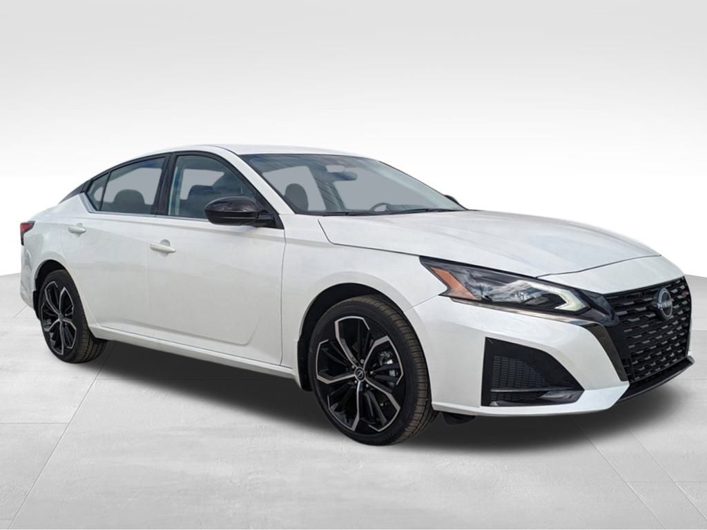 2025 Nissan Altima SR Image 4 of 27