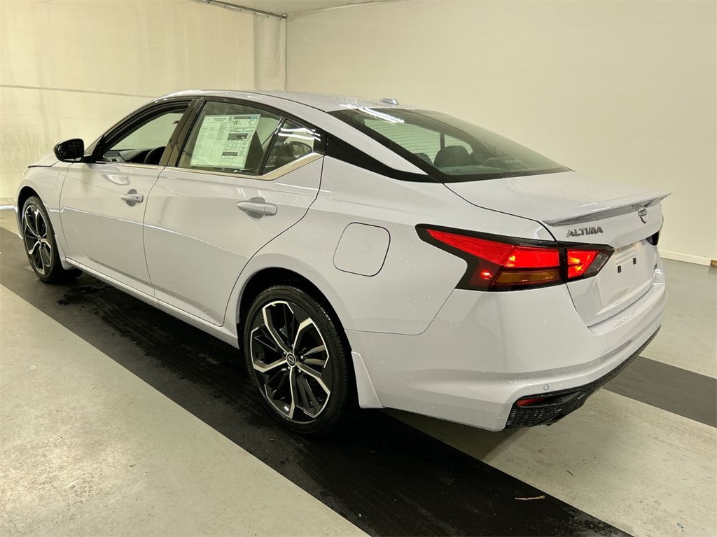 Vehicle image 6 of 24