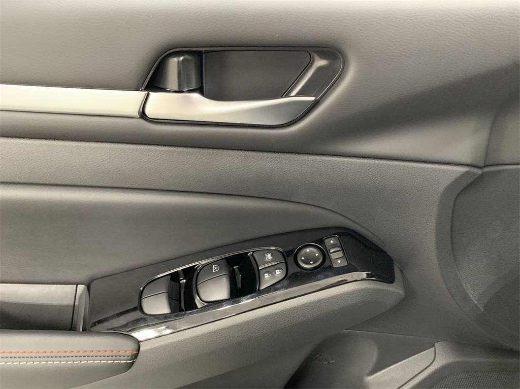 Vehicle image 14 of 24