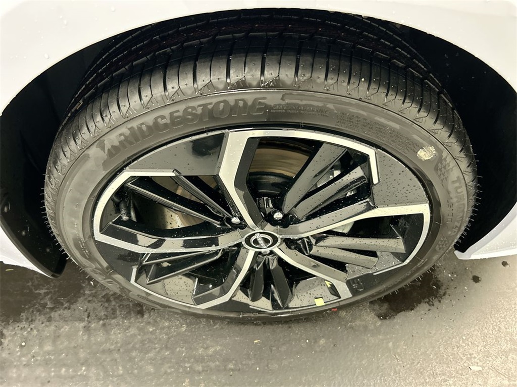 Vehicle image 8 of 24