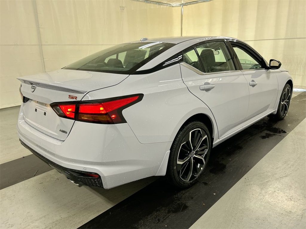 Vehicle image 4 of 24