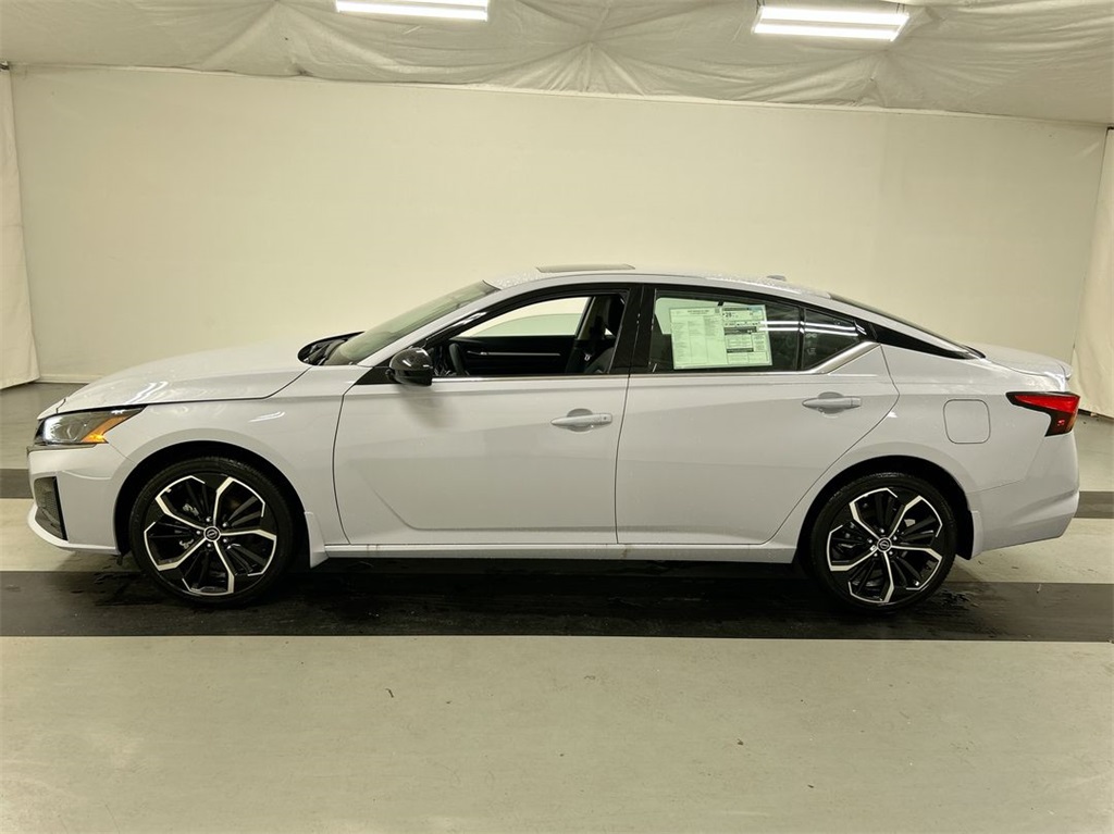 Vehicle image 7 of 24