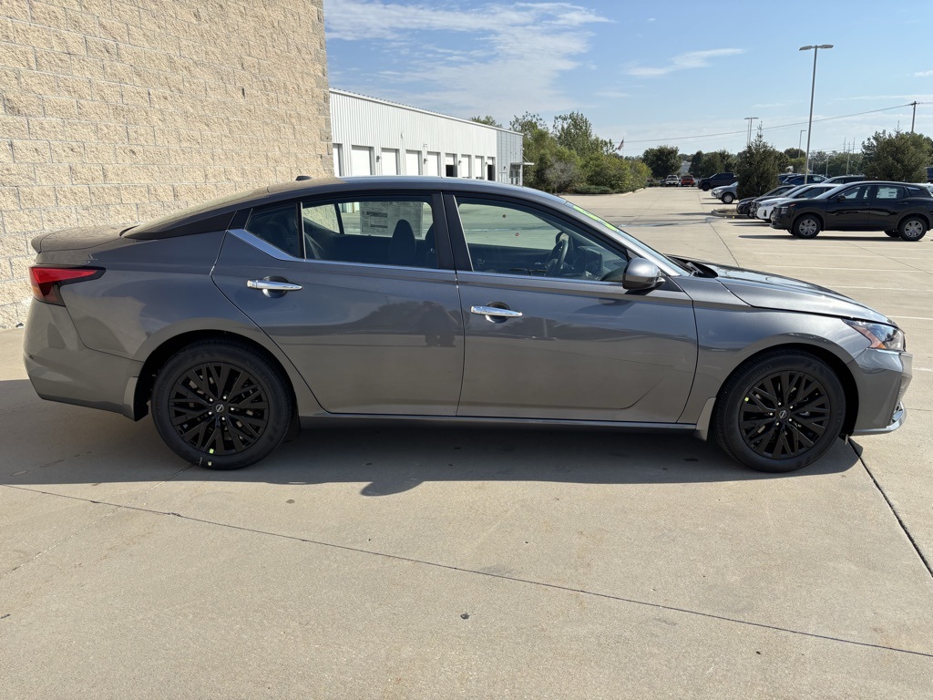 2025 Nissan Altima SV Image 2 of 30