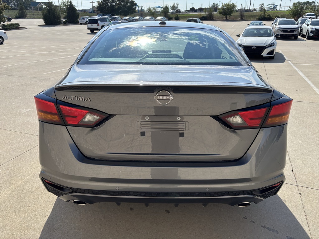 2025 Nissan Altima SV Image 4 of 30