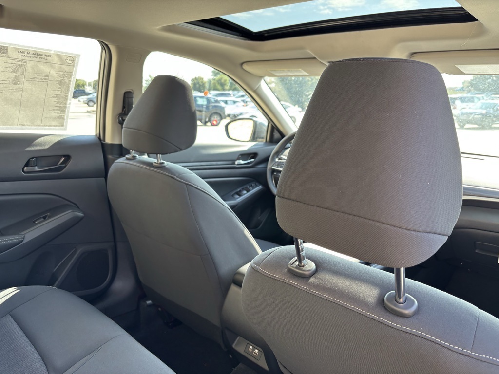 2025 Nissan Altima SV Image 12 of 30