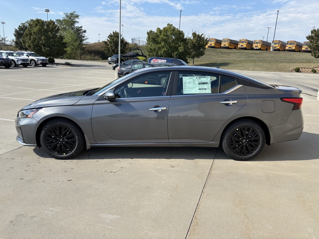 2025 Nissan Altima SV Image 6 of 30
