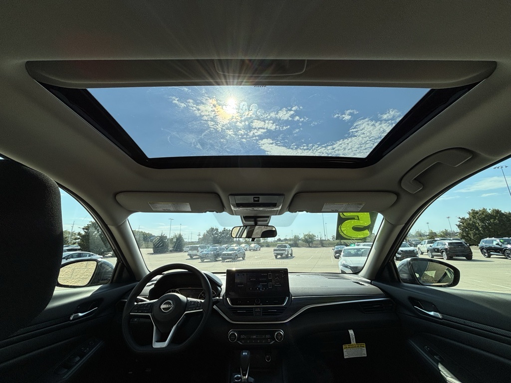 2025 Nissan Altima SV Image 15 of 30