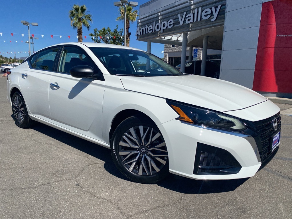 2025 Nissan Altima SV Image 2 of 31