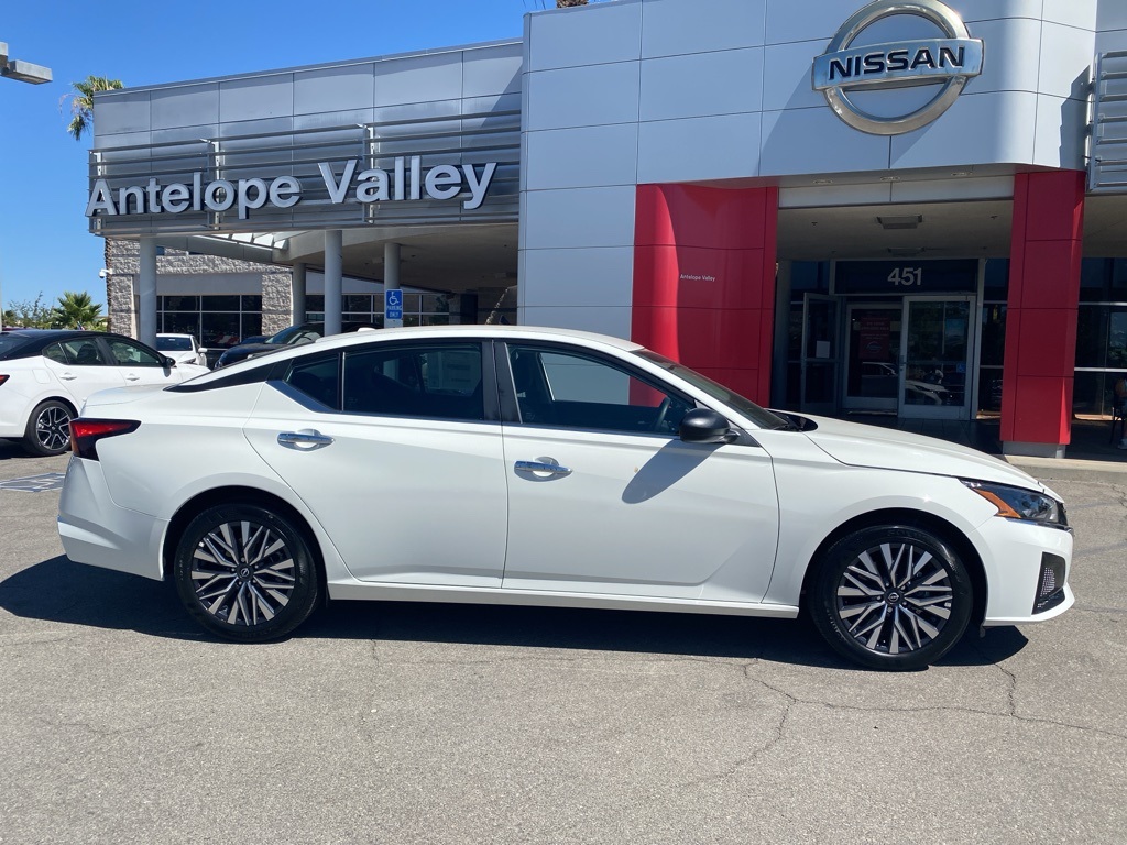 2025 Nissan Altima SV Image 3 of 31